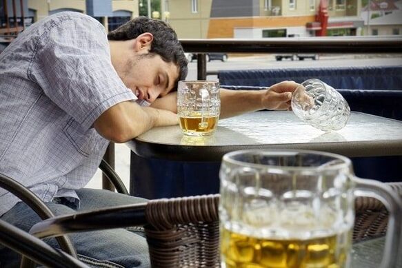 come aiutare una persona che beve a smettere di bere