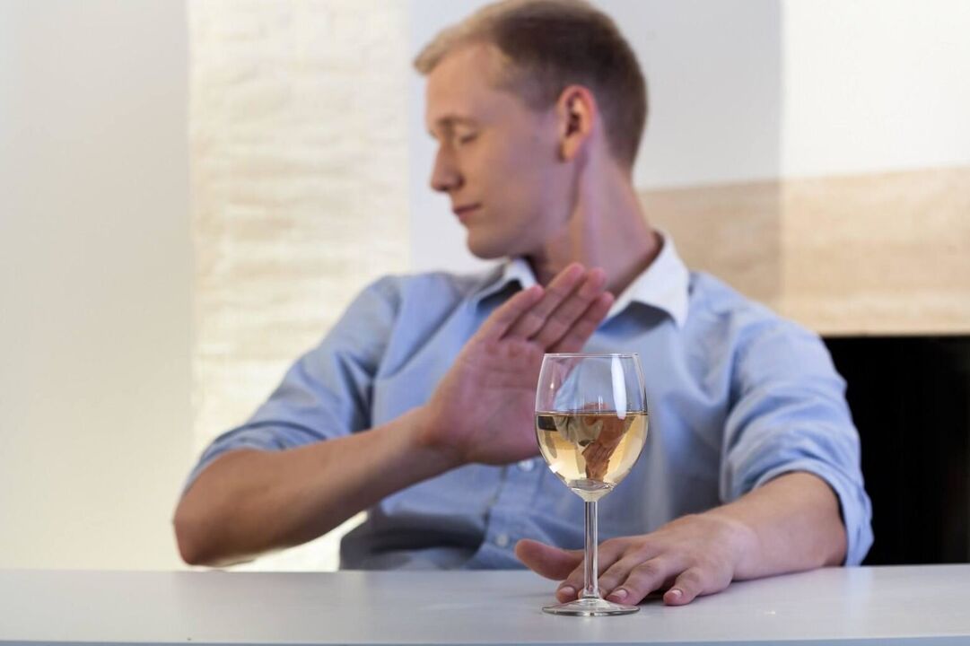Avendo realizzato il problema, un uomo può smettere di bere alcolici da solo