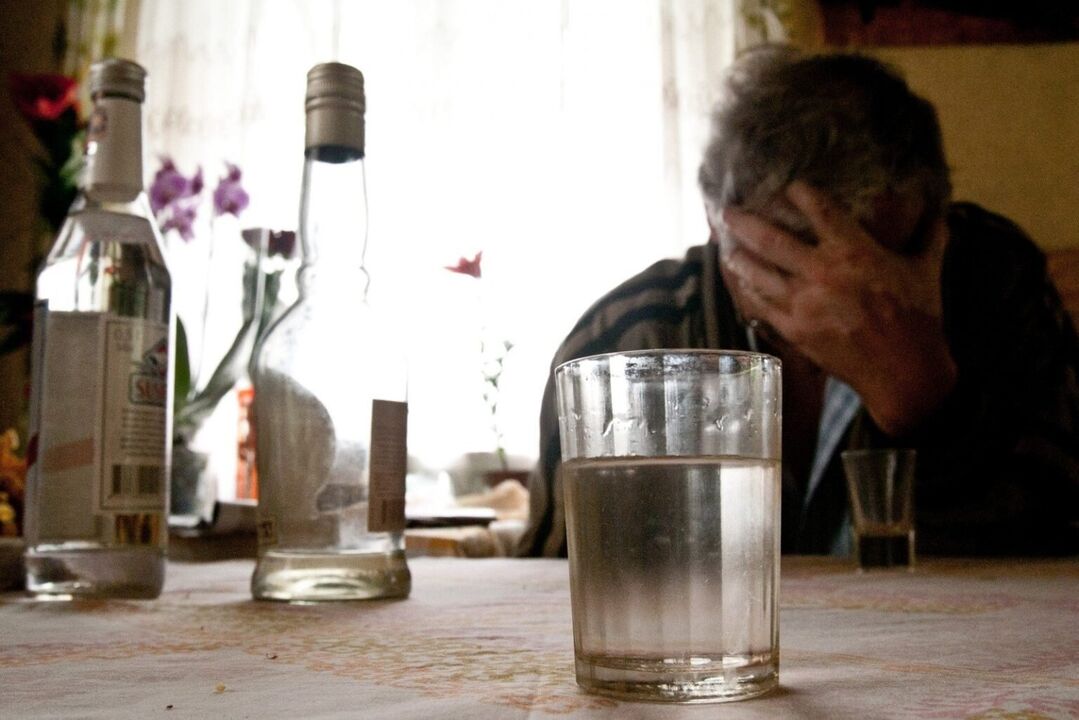 La mancanza di controllo sulla quantità di alcol è un segno dello sviluppo dell'alcolismo