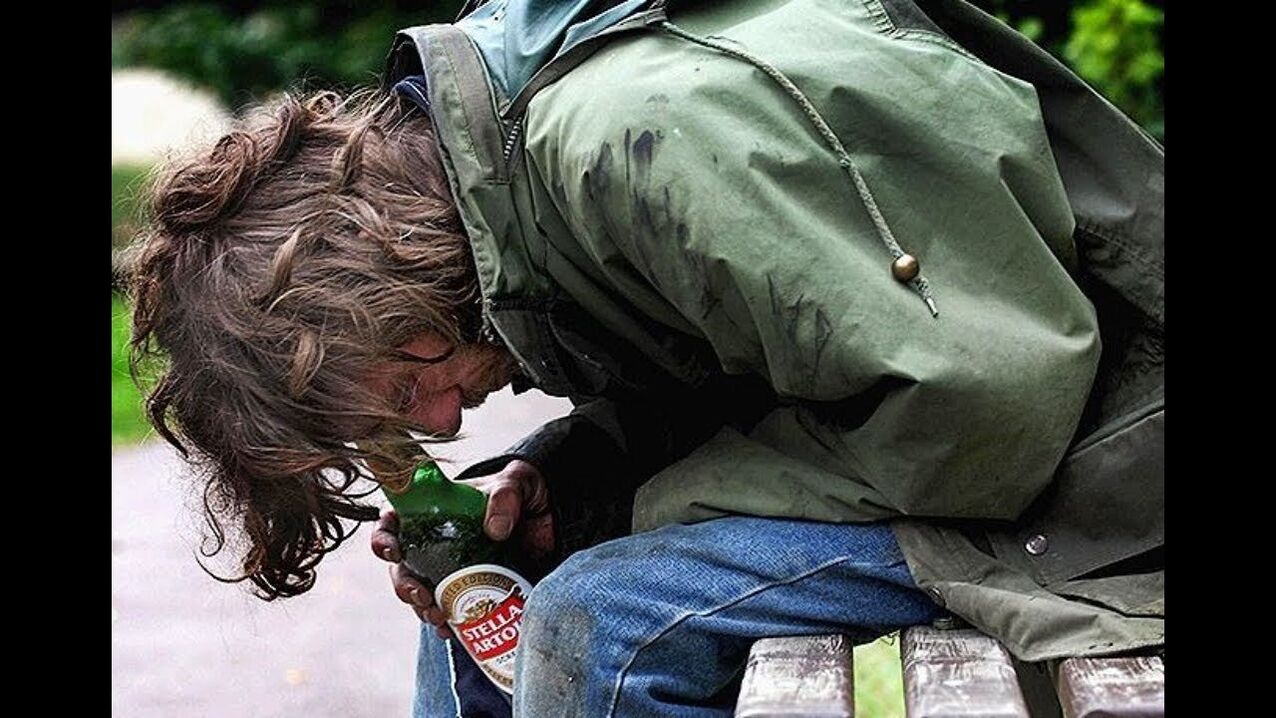 Lo stile di vita marginale è una conseguenza dell'alcolismo maschile