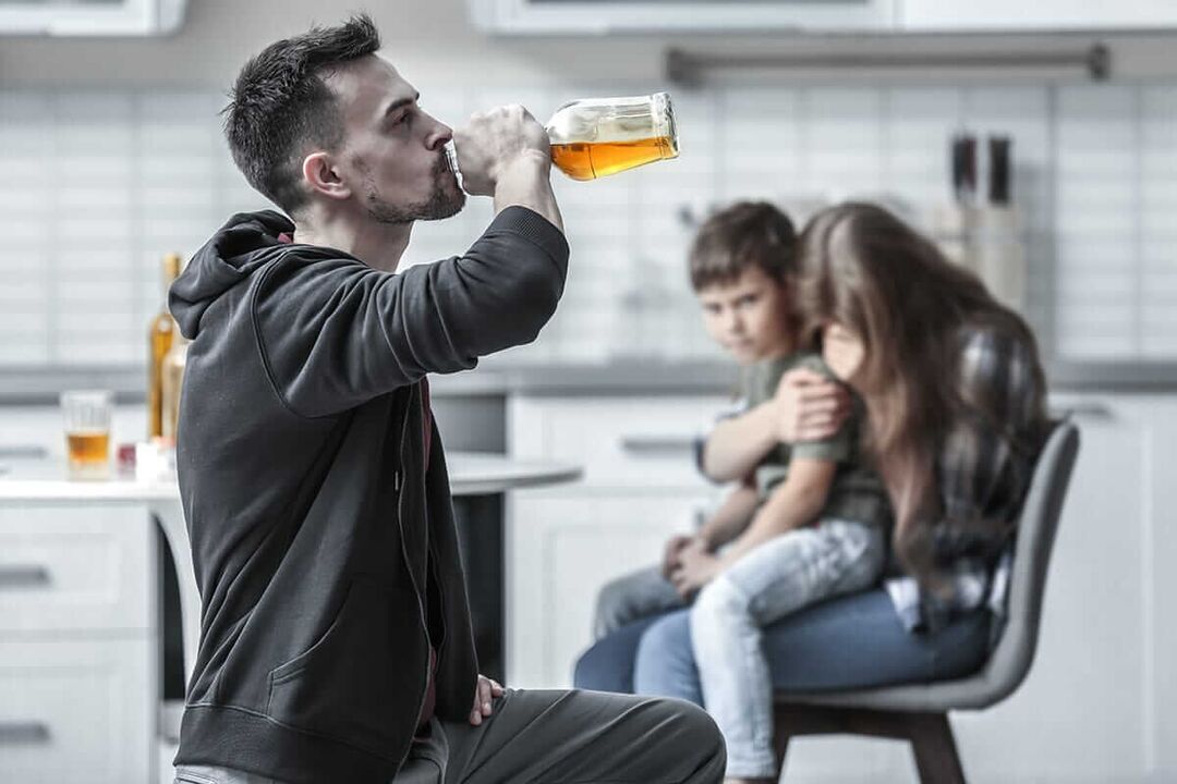 L’alcolismo maschile può distruggere una famiglia